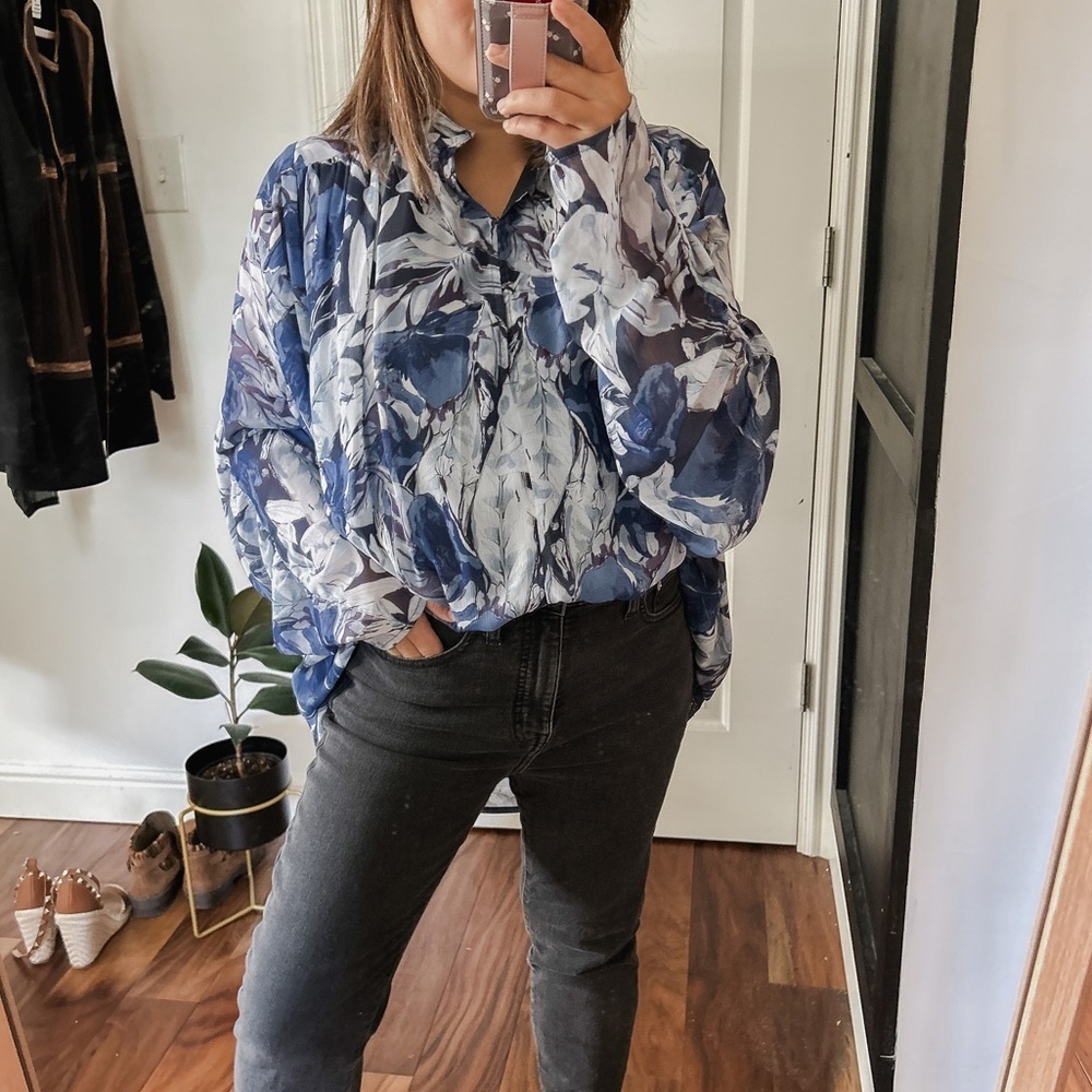 Tularosa Slouchy‎ Blue Floral Nina Blouse. Sz XS run big like medium